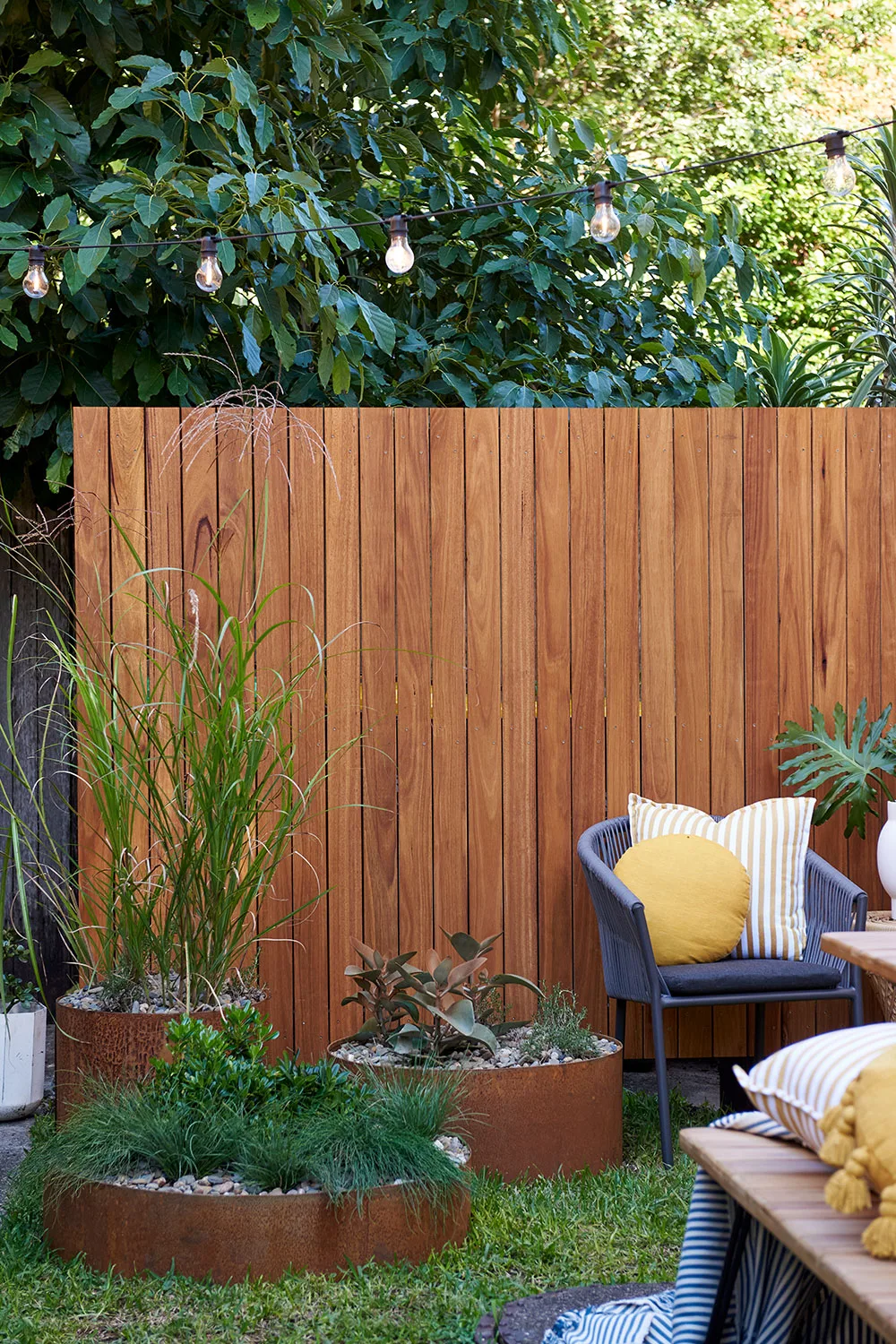 Rubbish bin screen