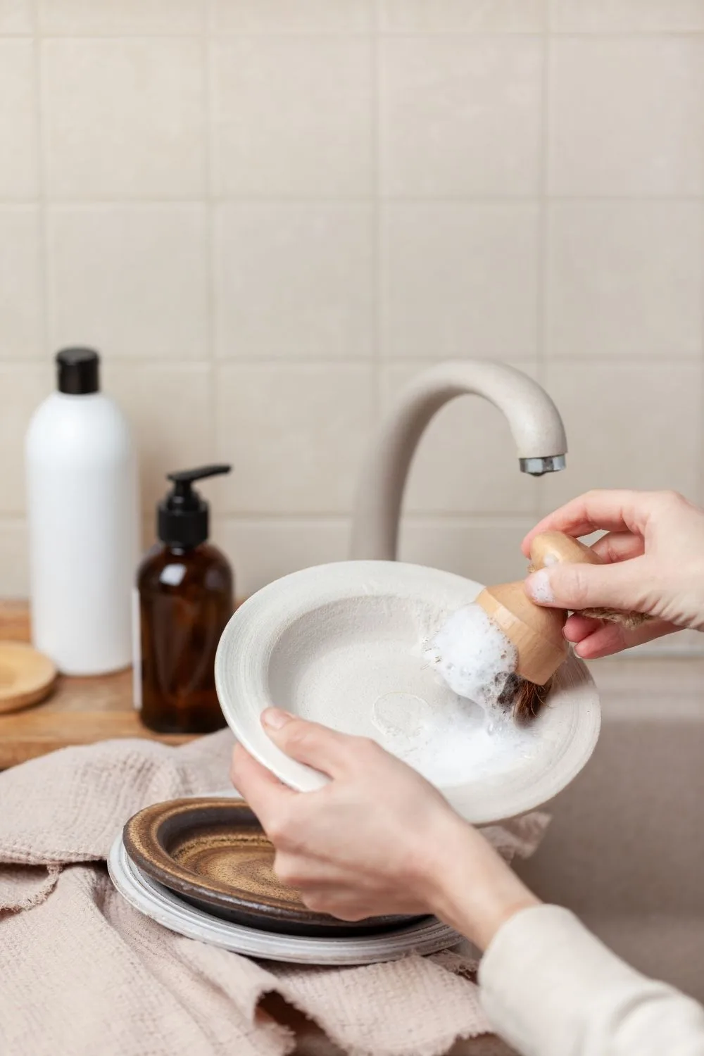 washing-dishes-with-scrub
