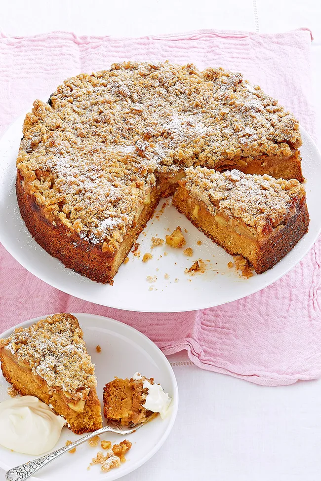Caramel apple crumble cake