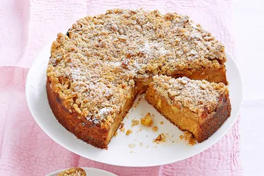 Caramel apple crumble cake