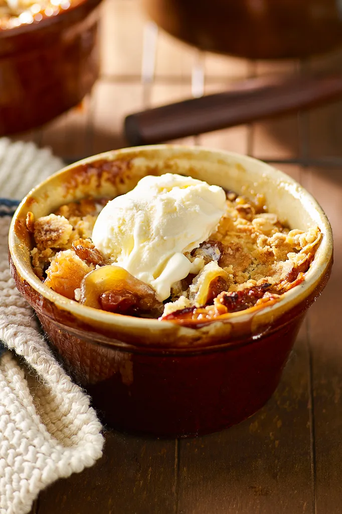 Apple and raisin crumble