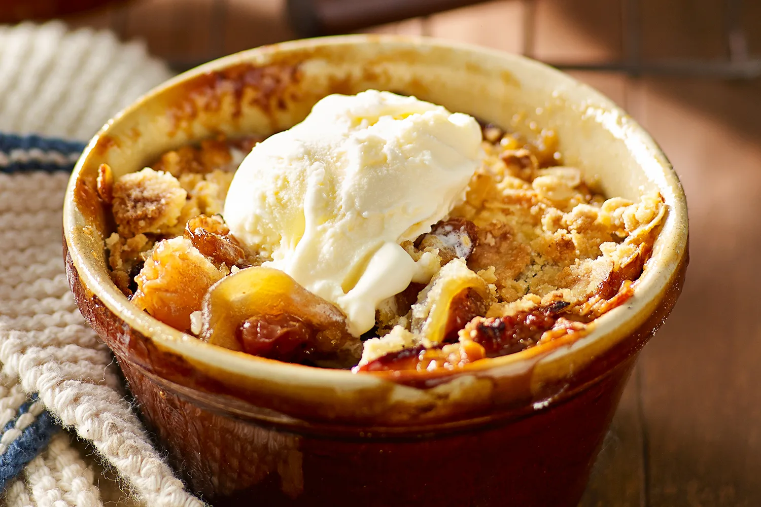 Apple and raisin crumble