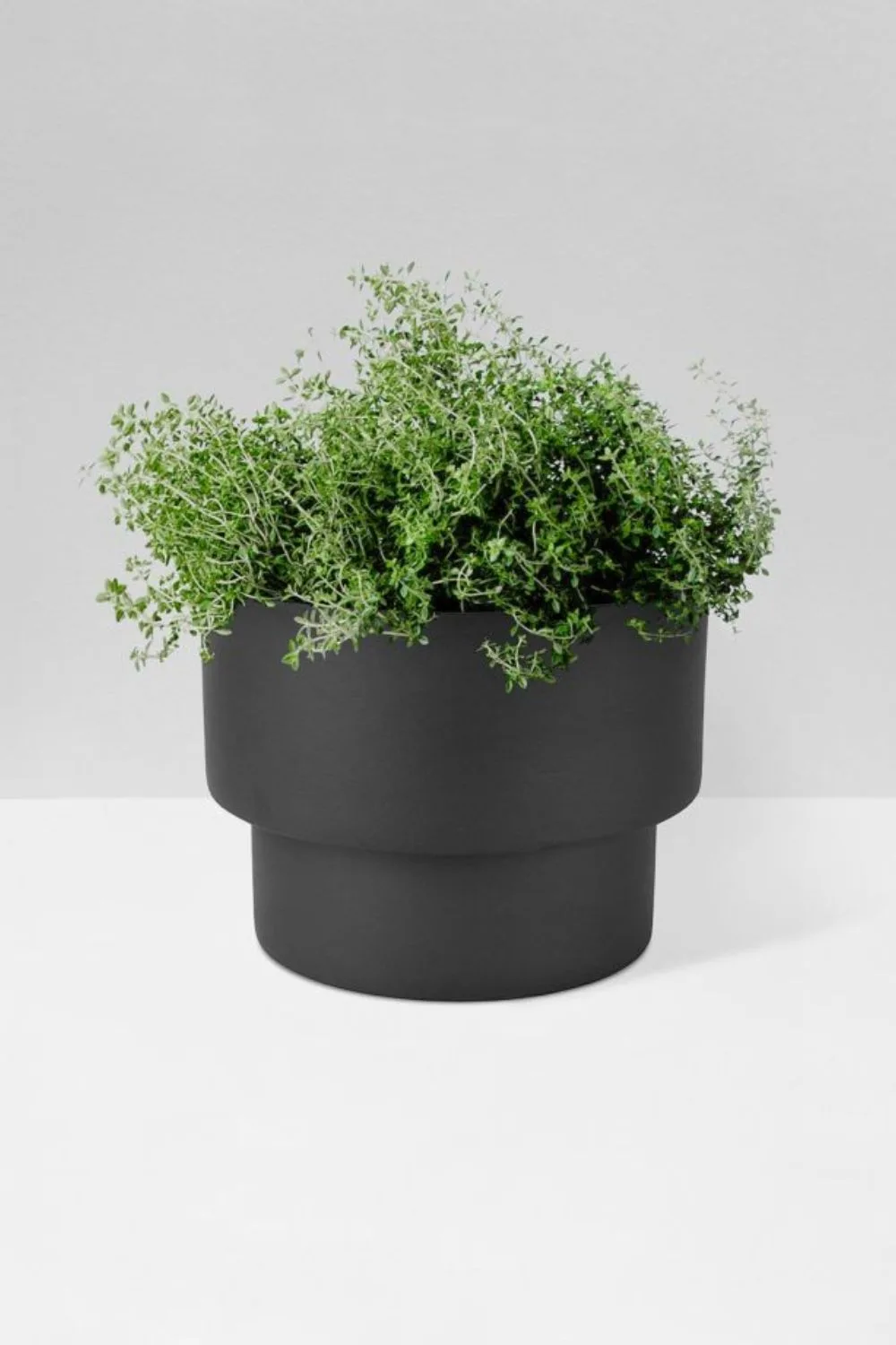 aura-home-black-planter