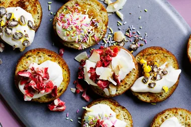 Doughnut crisps with vanilla ricotta icing
