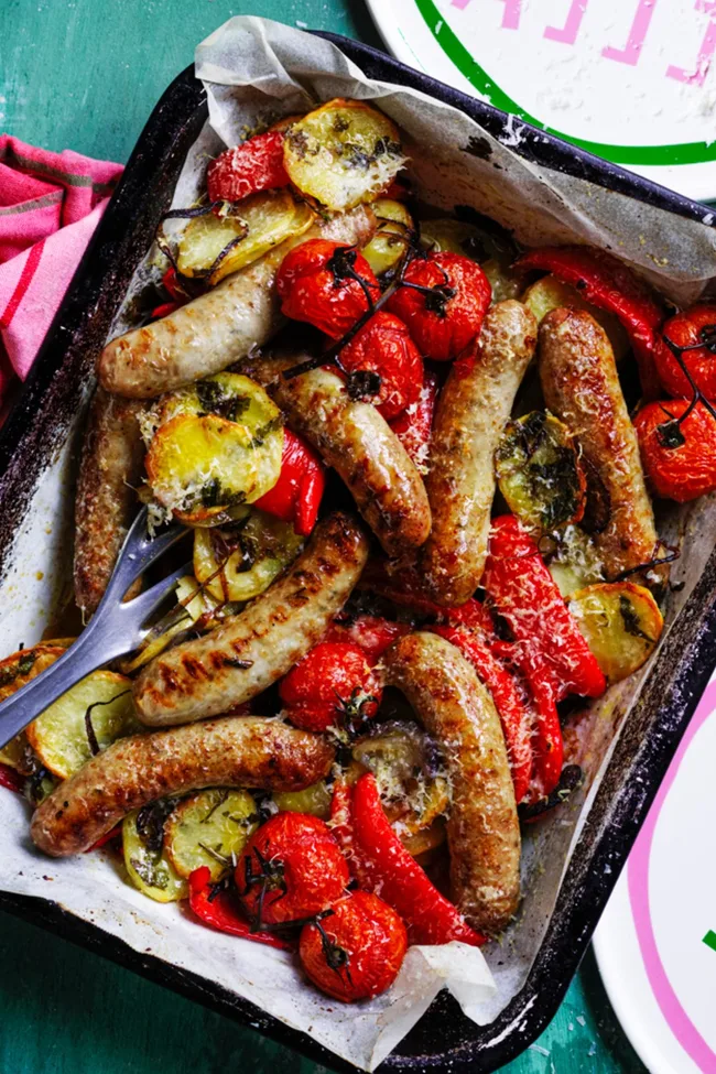 Tray-baked spicy sausages, potato and tomato