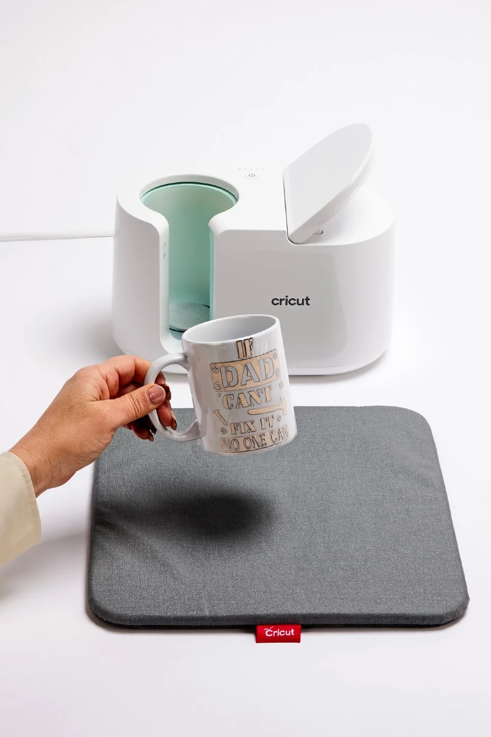 personalised mug with cricut