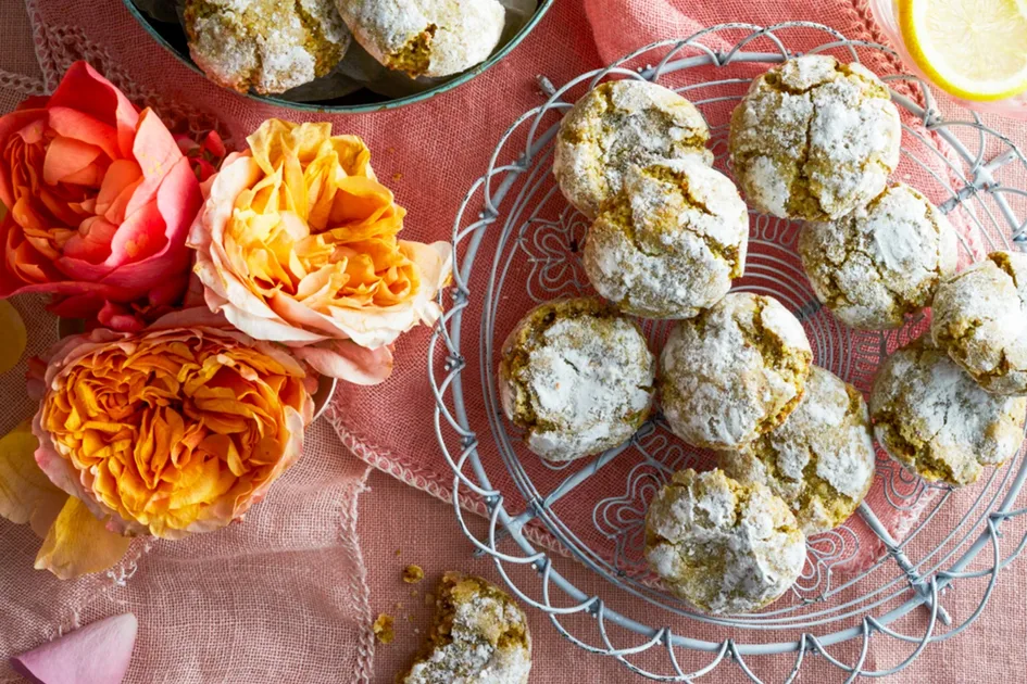 Pistachio crackle cookies