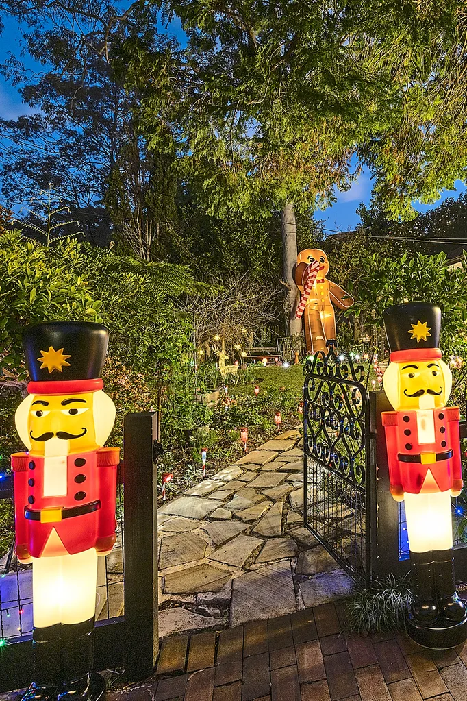 How to create a gorgeous outdoor Christmas light display