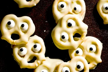 White chocolate pretzel ghosts