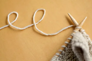 How to cast on knitting using the thumb cast on method