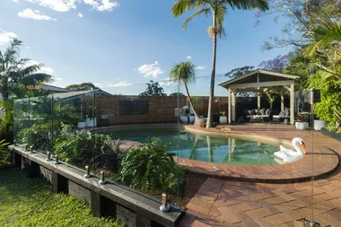 How to install a pool fence