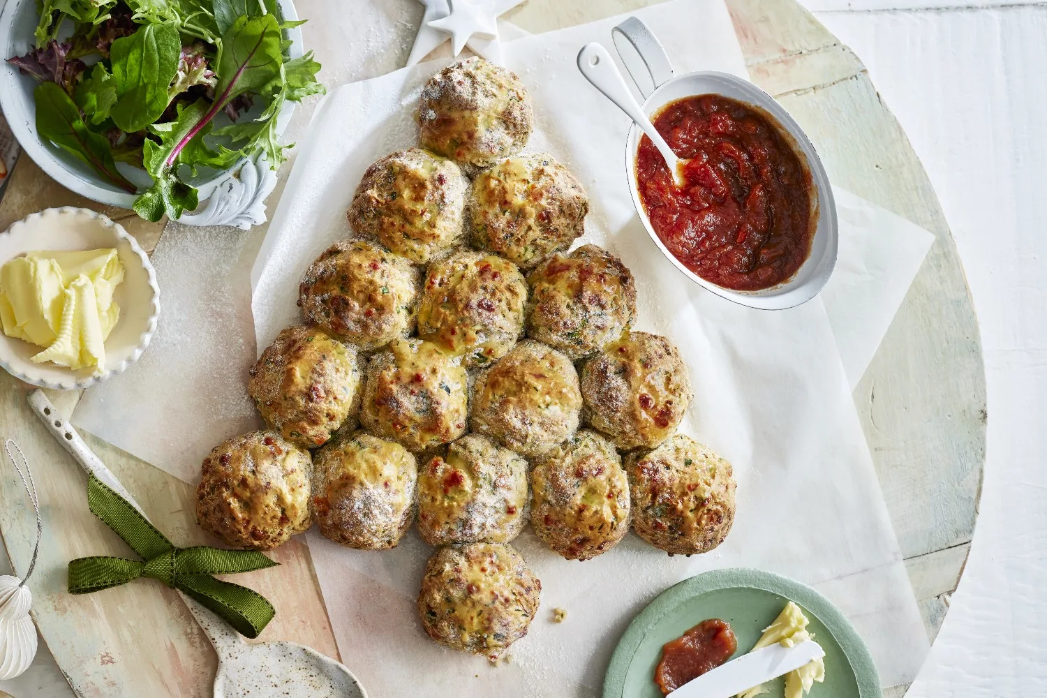 Christmas tree damper with tomato relish-image