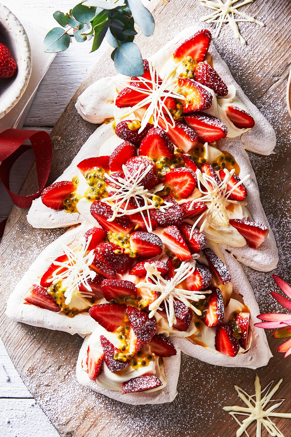 christmas tree pavlova dessert recipe with strawberries on top and icing sugar