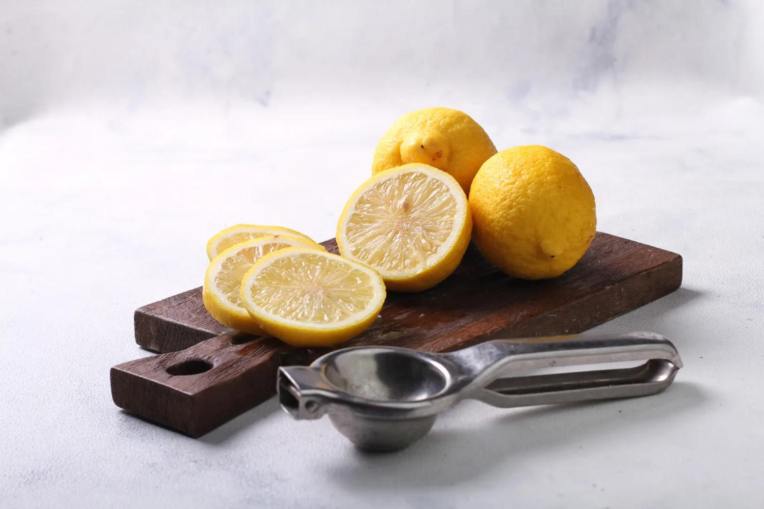 how to juice lemons with a lemon squeezer