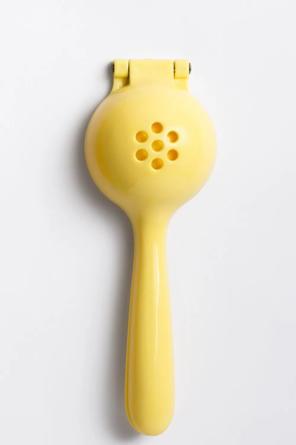 how to use a lemon juicer