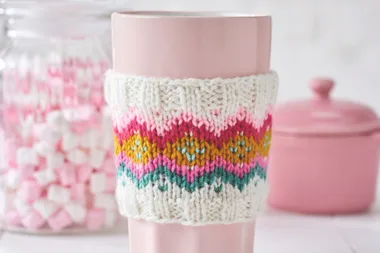 Learn how to knit this adorable mug cosy (the pattern is free)