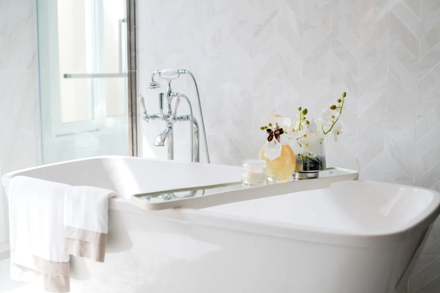 Cleaning a bath can be a lot easier with the right cleaning products.