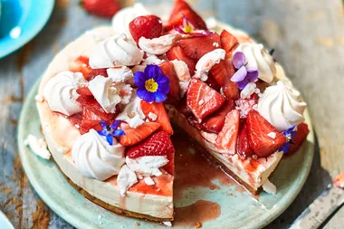 Eton mess cheesecake