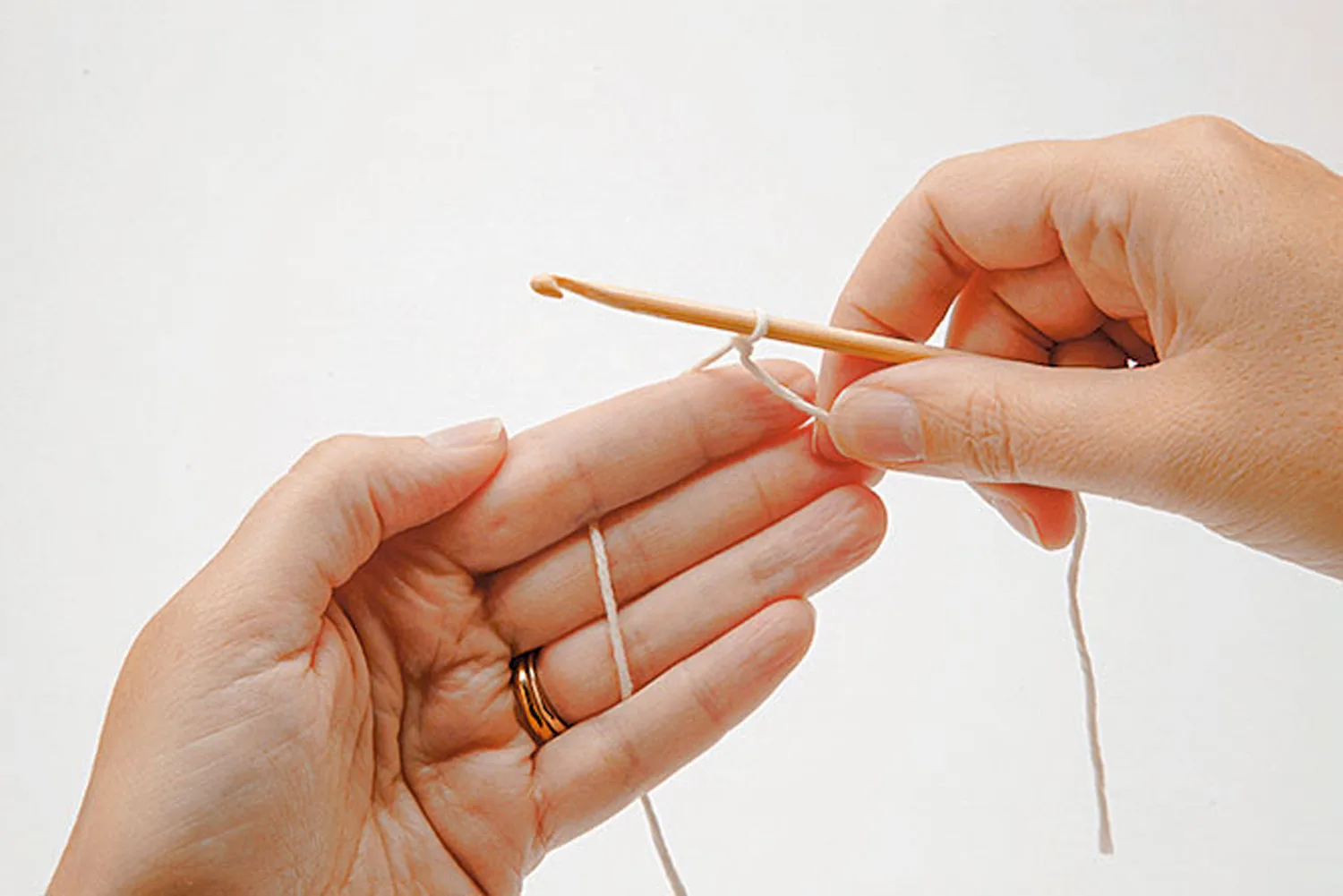 how to hold yarn crochet
