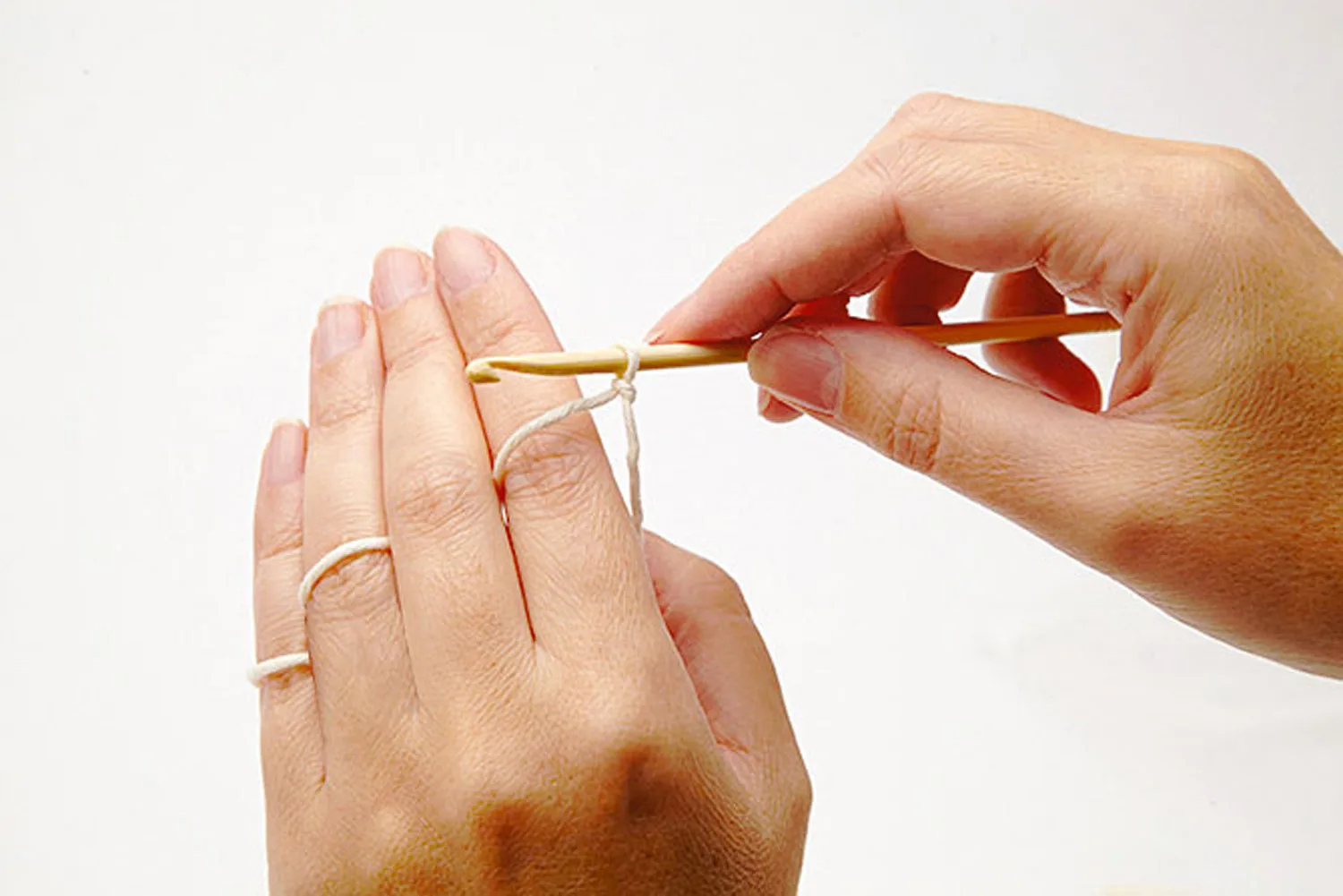 how to hold yarn when crocheting