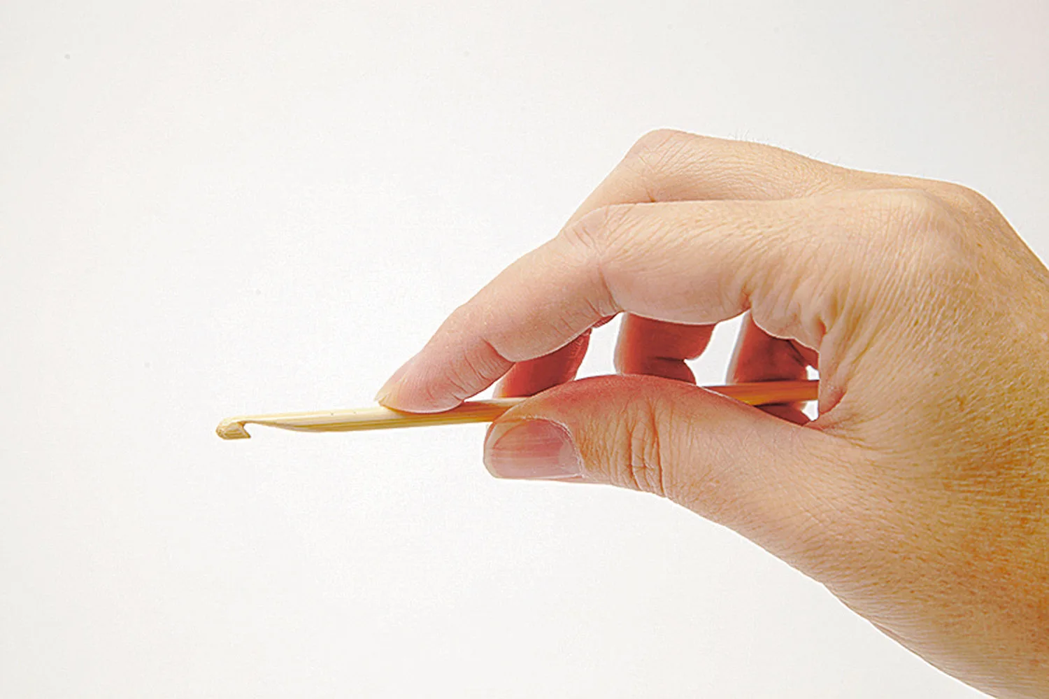 how to hold crochet hook pencil method