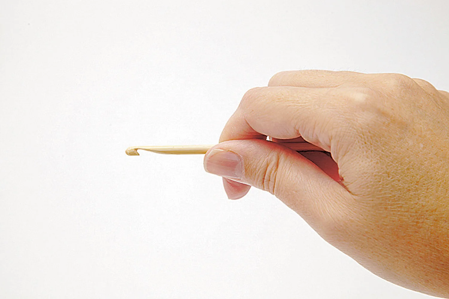 how to hold crochet hook