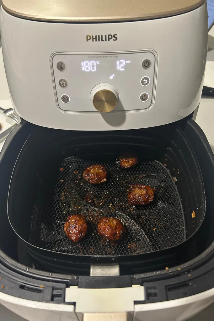 frying meatballs in the philips premium air fryer