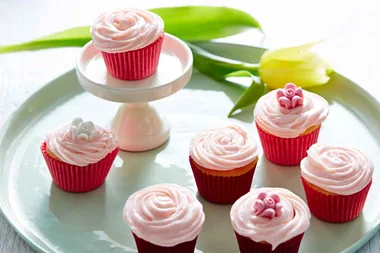 White chocolate rose cakes