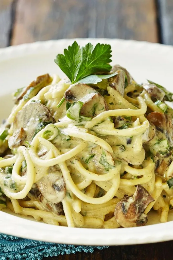 Linguine with creamy mushroom sauce