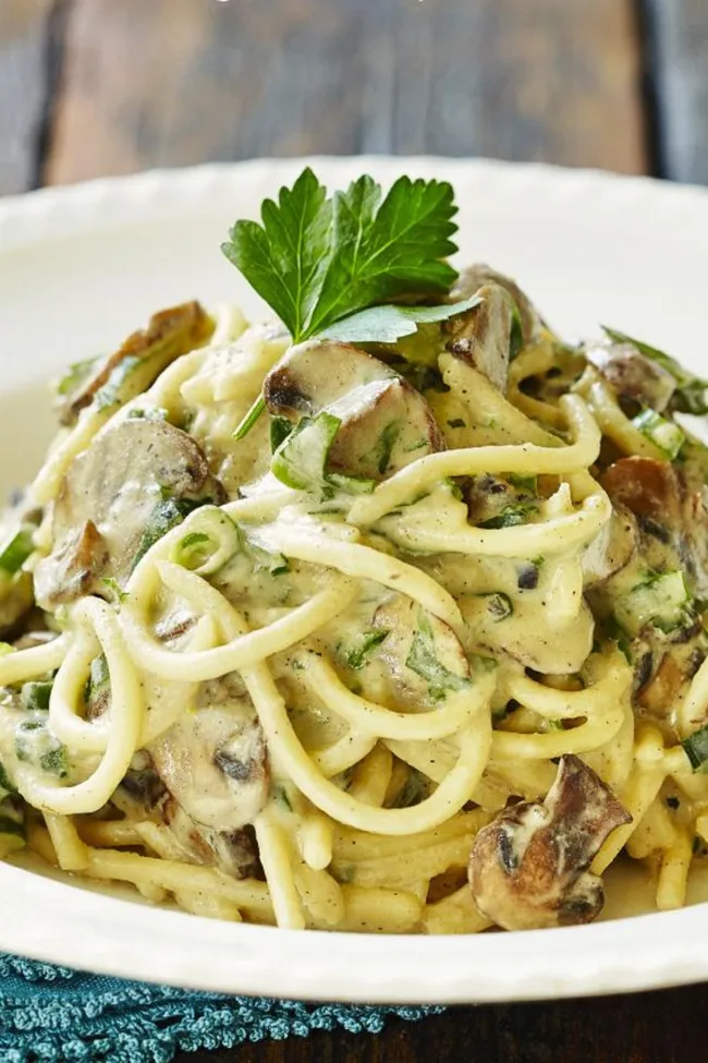 Linguine with creamy mushroom sauce