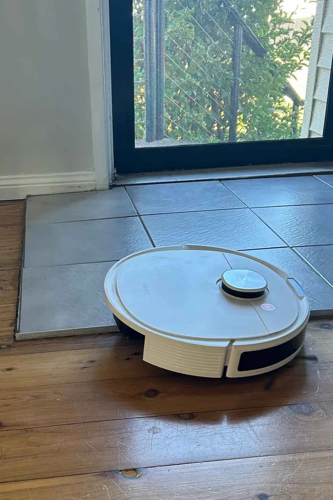 ecovacs deebot going upa step