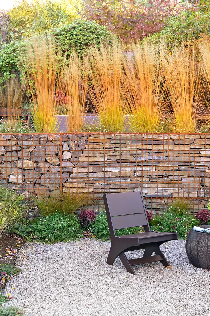 The beauty of a metal structure is you can choose what types of rocks you fill it with. Play with shapes, colours and textures, as here, by mixing two distinct types of rock. It’s form and function working together brilliantly!