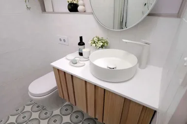 Juliet renovates an ’80s style bathroom with two big problems