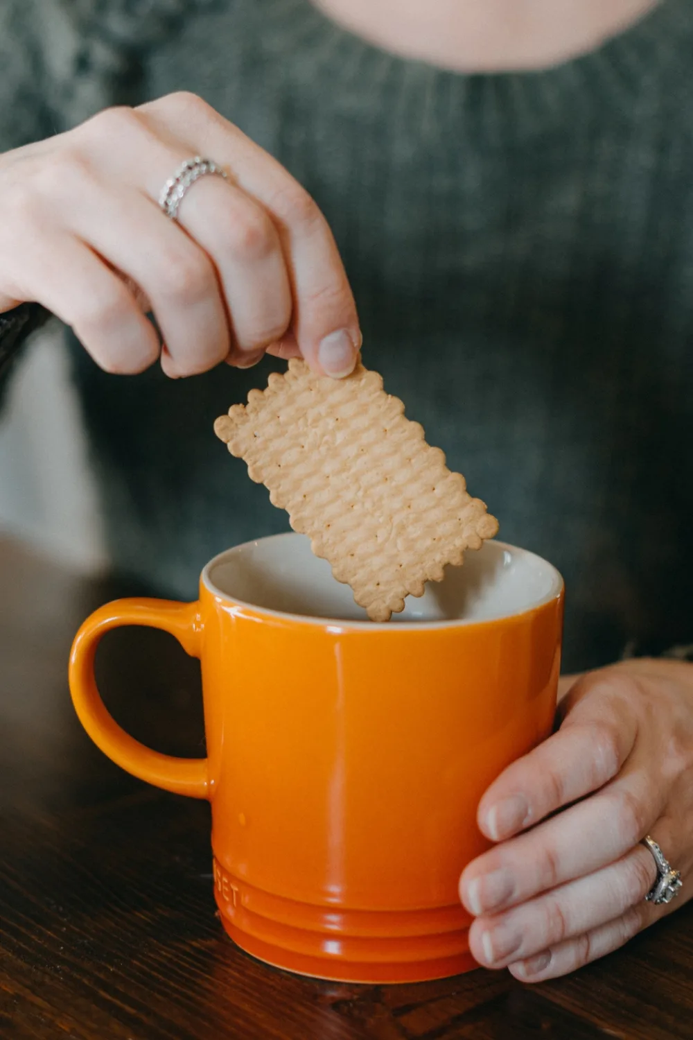 how to dunk a biscuit in tea