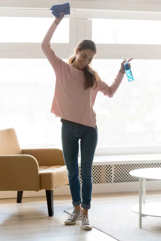 woman exericsing while cleaning