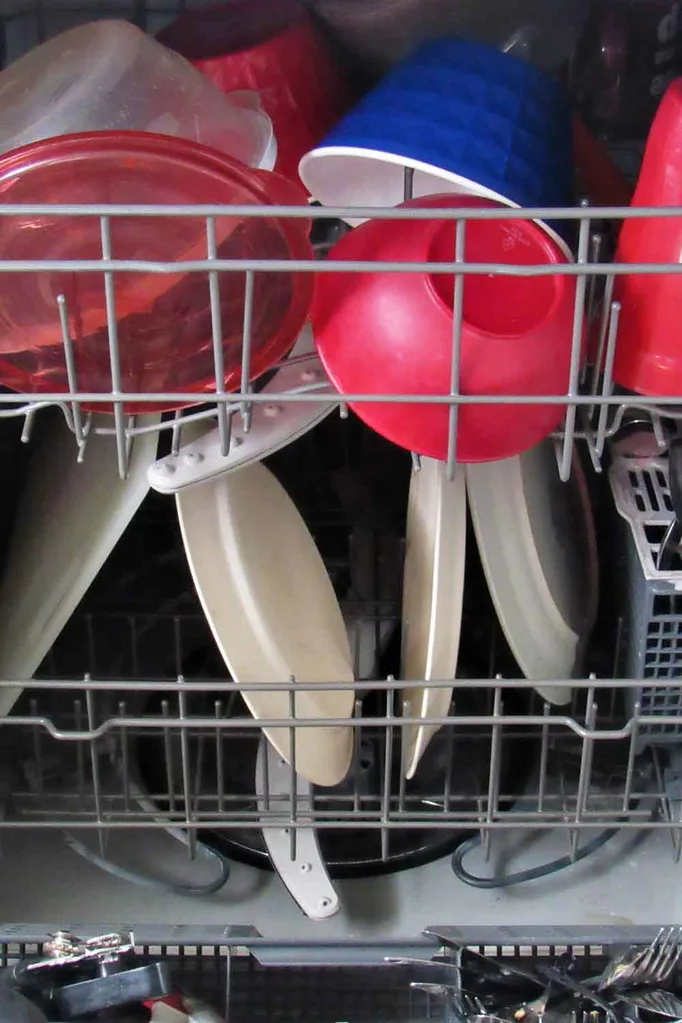 washing plastic containers in dishwasher