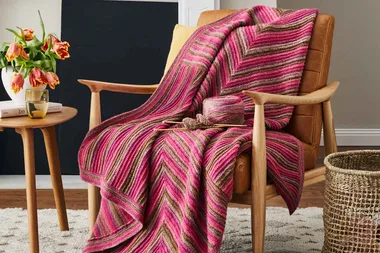 This free knitted blanket pattern is oh so comfy and cosy!