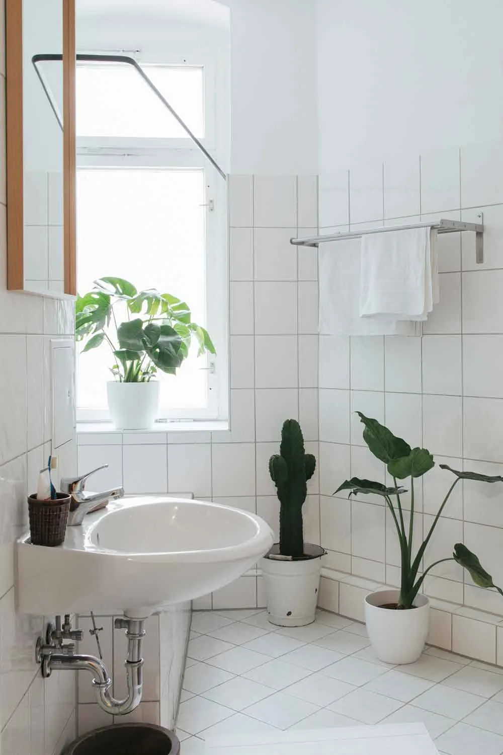 Bathroom cleaning methods that break the job down into smaller tasks can make it easier.