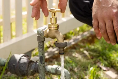 How to replace a leaking garden tap