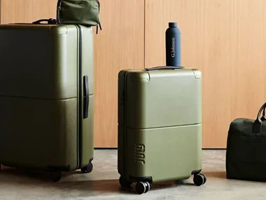 Don’t waste any more time at luggage claim – get yourself a carry on bag