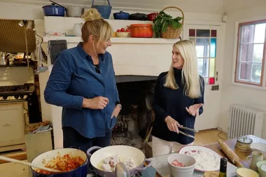 Simmone Logue shows Joh how to whip up a tasty pie