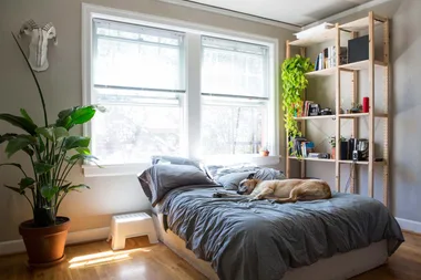 Small bedroom? This is how to style your bed under the window