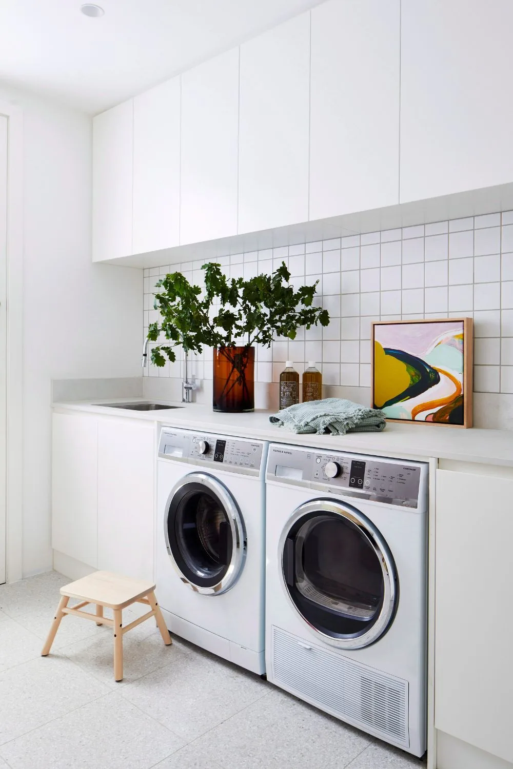 remove washed tissues from clothes using the fryer and washing machine pictured
