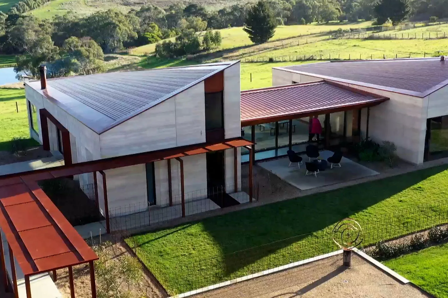 Amazing homes: Joh and Pete visit a rammed earth house
