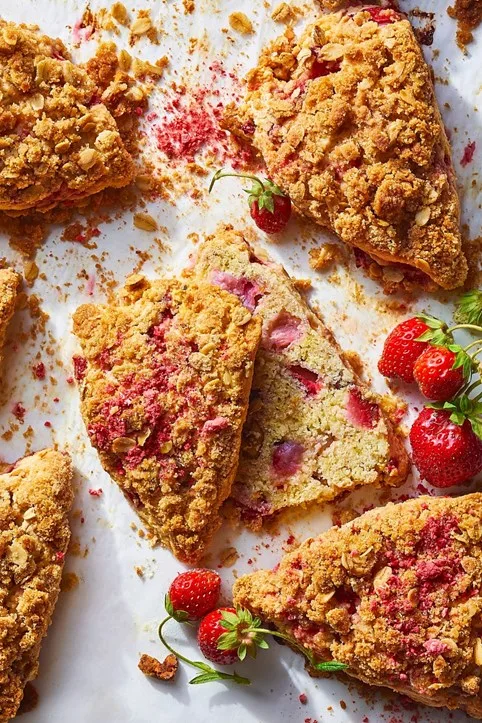 strawberry crumble scones