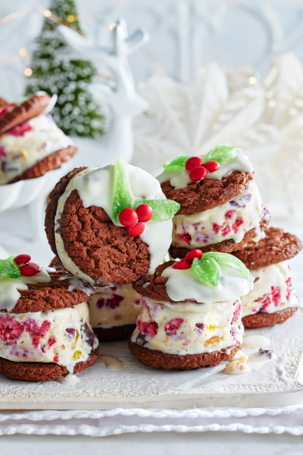 Christmas ice-cream sandwiches made to look like mince pies 