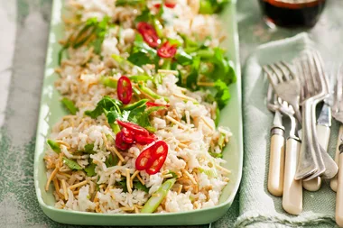 Rice salad with crunchy noodles