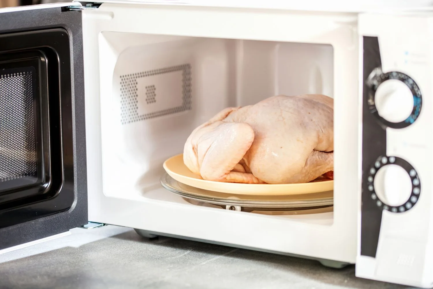 defrost-meat-in-microwave