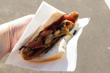 Sliced bread or bread rolls? Debate rages over Bunnings sausage sizzle