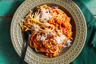 spaghetti bolognese in bowl